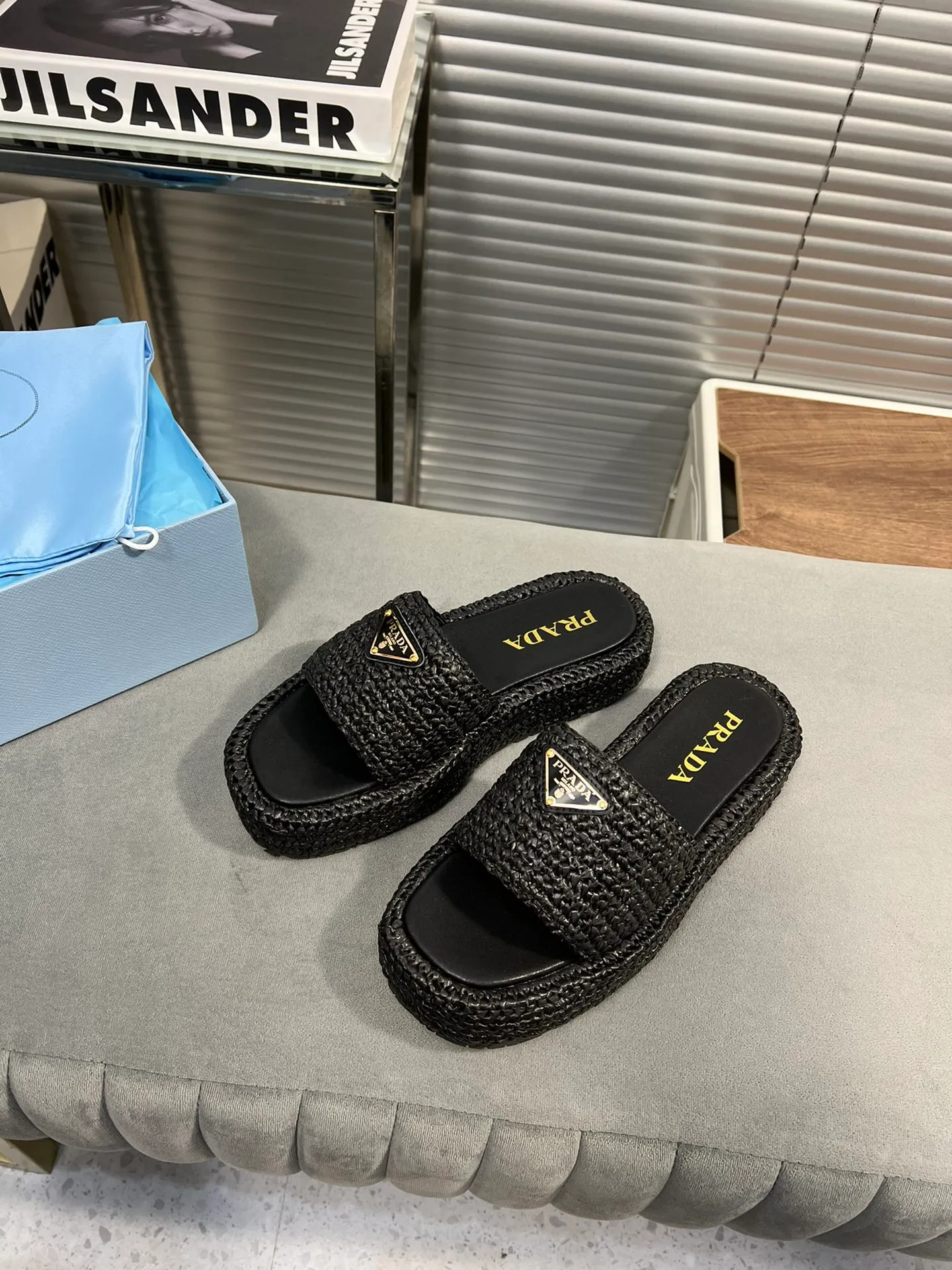 👟👟Ex-factory price 420👟👟 Prada’s new woven shoes and straw slippers! This year's popular straw series, lazy people's must-have slippers, look so good on your feet! ●Material: original uniform grass weave ●Inner padding: sheepskin lining ●Outsole: rubber outsole ●Number of yards: 35～40 (40 41 customized)